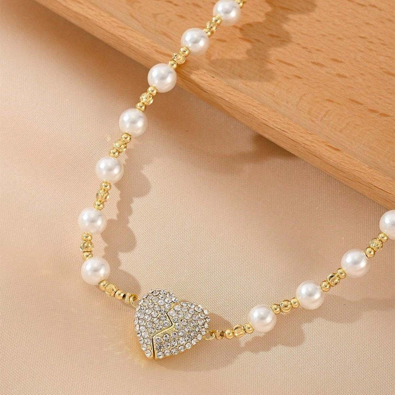 đ Den perfekta presenten för kĂ€rlek och elegans - Magnetiskt pĂ€rlhalsband med hjĂ€rtađ
