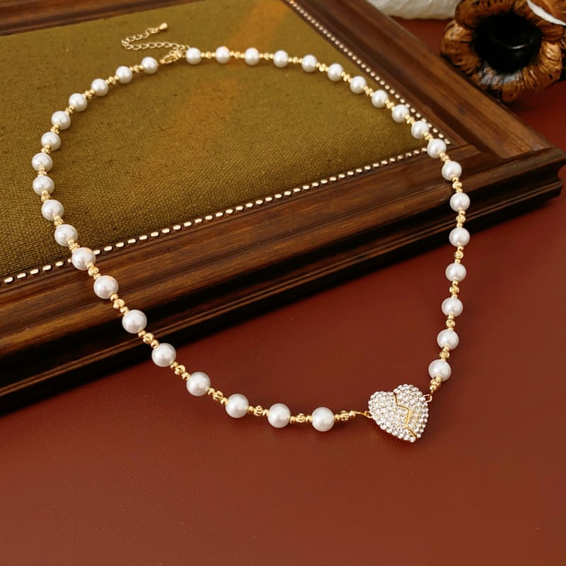 đ Den perfekta presenten för kĂ€rlek och elegans - Magnetiskt pĂ€rlhalsband med hjĂ€rtađ